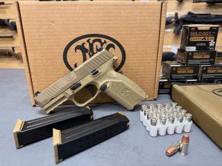 FN 509 FDE 🤟 Další pistole v ráži 9mm od známé zbrojovky FN HERSTAL @fn_america a náboje GOLD DOT CARRY GUN od @speerammo...