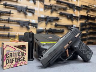 SIG SAUER P365 ROSE XL COMP 🌹 Pistole 9mm v edici ROSE s dalším příslušenstvím od @sigsauerinc jsou SKLADEM na prodejně i...
